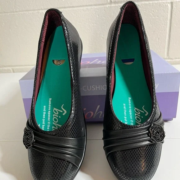 Black Women's Comfort Heel Pumps with Floral Accent NEW in box with xtra insoles - Picture 2 of 7